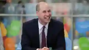 Prinz William sitzt und lacht ausgelassen im Jahr 2018