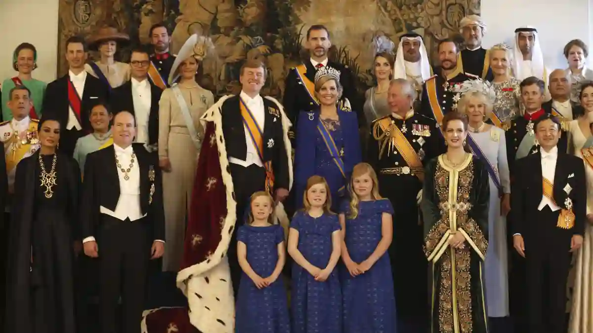 Die Mitglieder der europäischen Königshäuser bei der Amtseinführung von König Willem-Alexander in Amsterdam am 30. April 2013