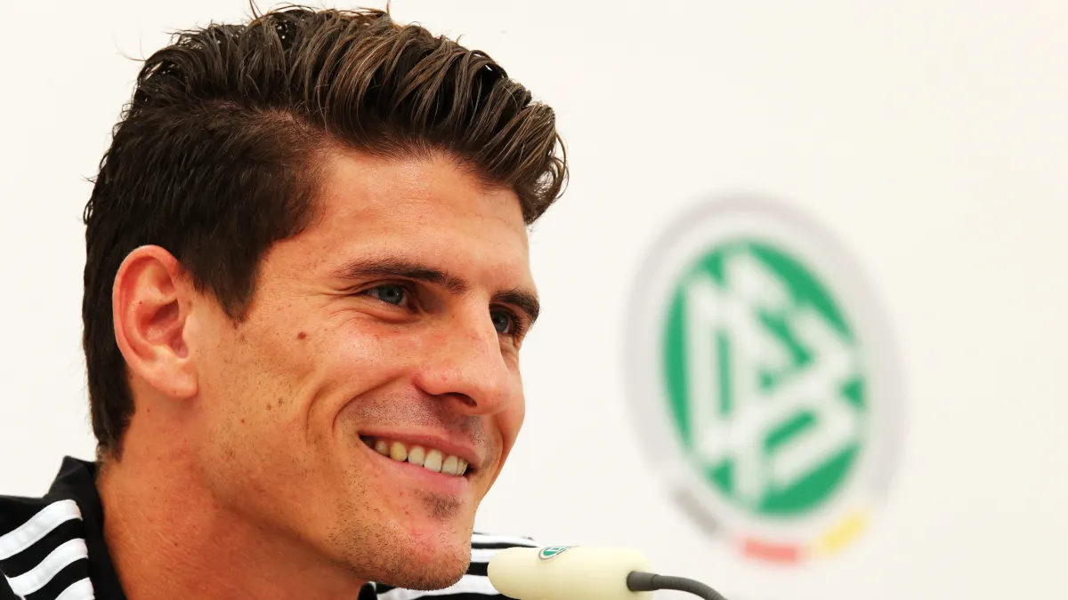 Mario Gómez bei einer Pressekonferenz bei der EM 2012 in Gdansk