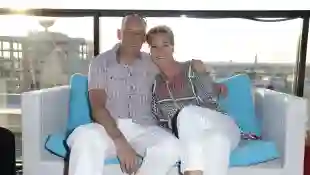 Sonja Zietlow und ihr Mann Jens Oliver Haas sitzen nebeneinander auf einer Couch im Juli 2016