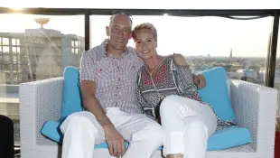 Sonja Zietlow e suo marito Jens Oliver Haas siedono uno accanto all'altro su un divano nel luglio 2016