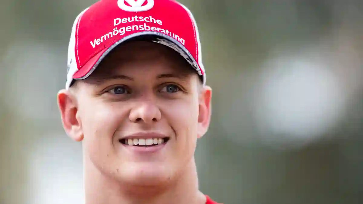 Mick Schumacher lacht mit einer roten Cap auf dem Kopf im März 2019