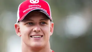 Mick Schumacher lacht mit einer roten Cap auf dem Kopf im März 2019
