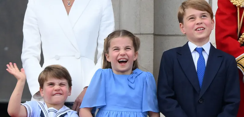 Prinz Louis, Prinzessin Charlotte und Prinz George stehen nebeneinander auf dem Balkon des Kensington Palace während des Thronjubiläums von Queen Elizabeth II.