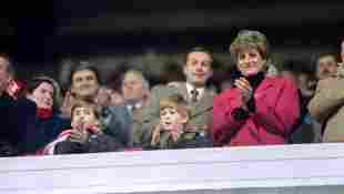 Lady Diana mit ihren Söhnen Prinz William und Prinz Harry beim Five Nations Cup am 1. Februar 1992