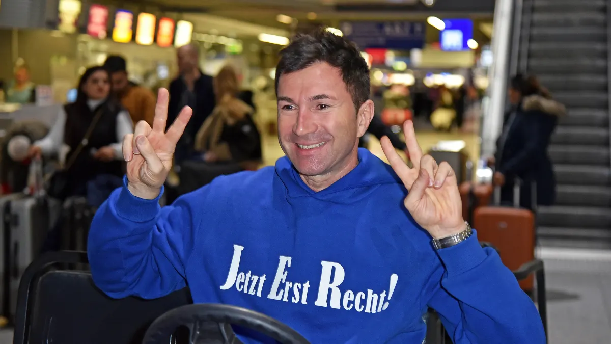 Lucas Cordalis am Frankfurter Flughafen, von dem aus er für das Dschungelcamp 2023 nach Australien gereist ist