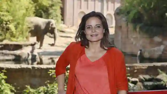 Schauspielerin Elisabeth Lanz bei einem Fototermin für die Serie „Tierärztin Dr. Mertens“ im Leipziger Zoo 2018