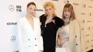 Die GNTM-Kandidatinnen Lisa-Marie Cordt, Viola and Lenara Klawitter bei der Mercedes-Benz Fashion Week Berlin am 15. März 2022