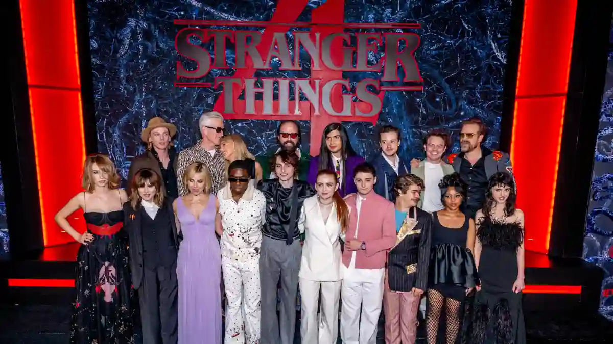 Der Cast von „Stranger Things“ Staffel 4 versammelt auf einem Gruppenfoto 2022