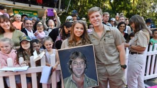 Bindi Irwin Schwanger Riesige Babykugel Auf Neuem Familienfoto