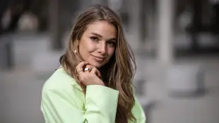 Lola Weippert blickt verführerisch in die Kamera