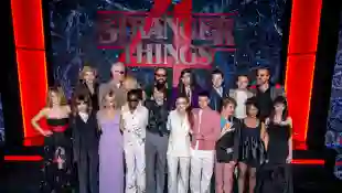 Der Cast von „Stranger Things“ Staffel 4 versammelt auf einem Gruppenfoto 2022