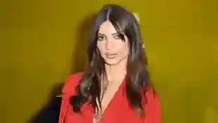 Emily Ratajkowski in einem roten Kleid