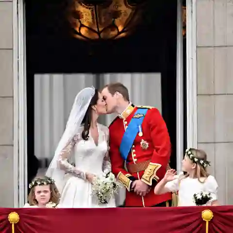 Kate Middleton und Prinz William romantischer Hochzeitskuss