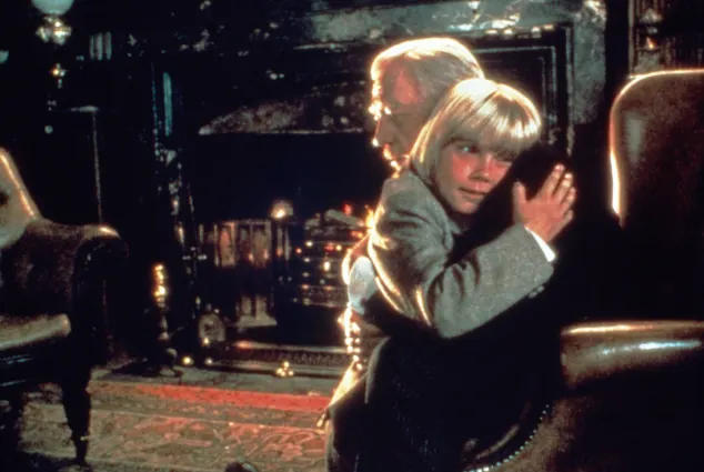 Eine Szene aus „Der kleine Lord“ (1980),  in der „Lord Fauntleroy“ seinen Großvater umarmt