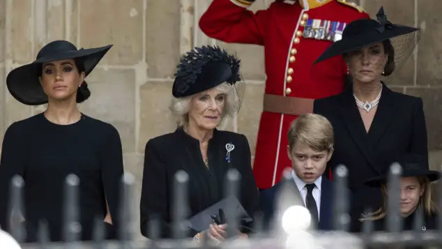Herzogin Meghan, Königin Camilla, Prinz George und Herzogin Kate