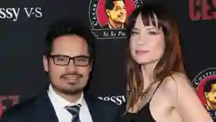 Narcos Mexico Michael Peña Frau ; Michael Peña und Brie Shaffer