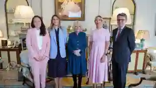 Herzogin Camilla mit Kat Cordiner, Abby Johnston, Charlotte Irving und Tim Christian am 8. März 2022