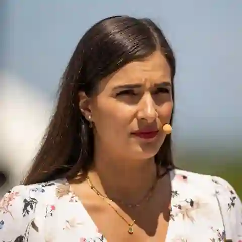 Sally Özcan beim „ZDF-Fernsehgarten“ im Juli 2023