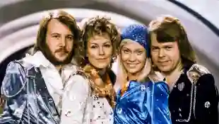 Benny Andersson, Anni-Frid Lyngstad, Agnetha Faltskog und Bjorn Ulvaeus von ABBA nach ihrem Sieg beim ESC am 6. April 1974