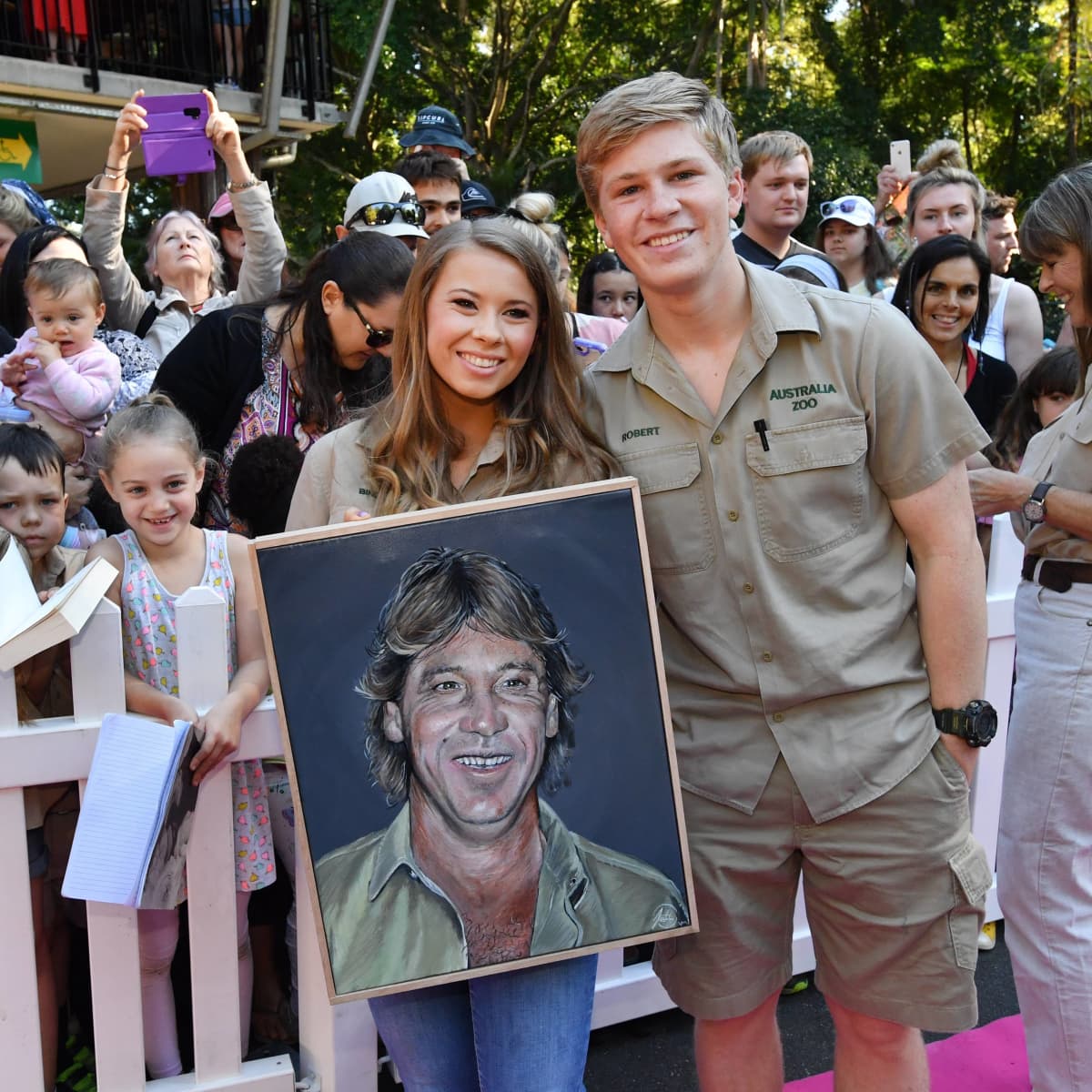 Ruhrend Steve Irwins Tochter Bindi Wird Von Bruder Zum Alltar Gefuhrt