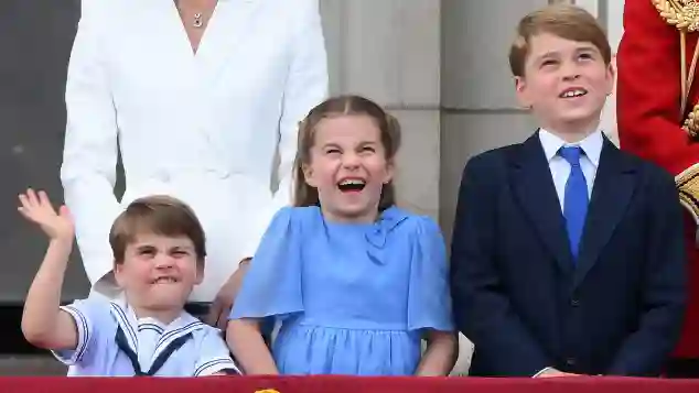 Prinz Louis, Prinzessin Charlotte und Prinz George stehen nebeneinander auf dem Balkon des Kensington Palace während des Thronjubiläums von Queen Elizabeth II.