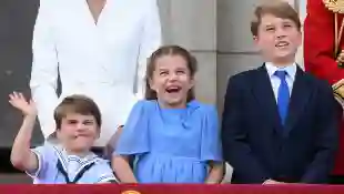 Prinz Louis, Prinzessin Charlotte und Prinz George stehen nebeneinander auf dem Balkon des Kensington Palace während des Thronjubiläums von Queen Elizabeth II.