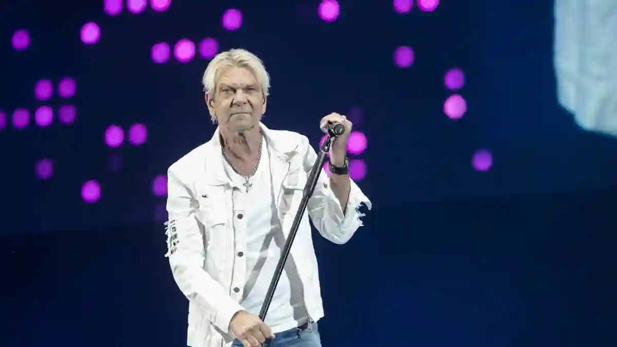 Sänger Matthias Reim live während seines Auftrittes im Rahmen der Schlagernacht des Jahres 2022 im Rudolf-Harbig-Stadion