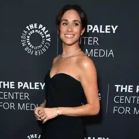 Herzogin Meghan in einem schwarzen Dress