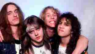 Cliff Burton, Lars Ulrich, James Hetfield und Kirk Hammett der Band Metallica am 1. Februar 1985 auf Tour