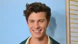 Shawn Mendes lächelt bei einem Event für die Fotografen