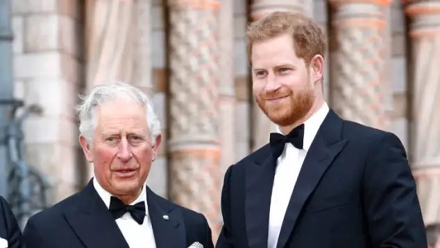 König Charles III und Prinz Harry 