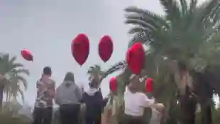 Danni Büchner gedenkt ihrem verstorbenen Mann Jens mit ihren Kindern und roten Herzluftballons auf Mallorca 2021 zum Geburtstag