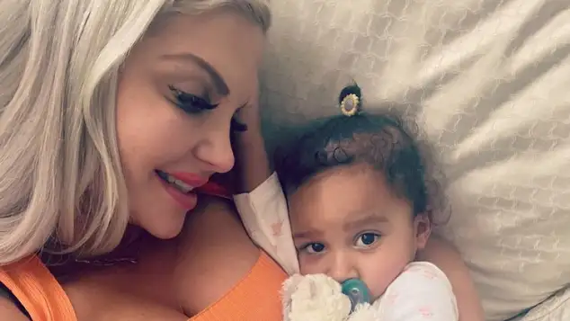 Sophia Vegas mit ihrer kleinen Tochter 