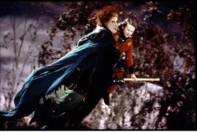 Bette Midler und Thora Birch in „Hocus Pocus“