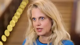 Barbara Schöneberger wird währen sie spricht fotografiert, als sie im Januar 2023 den Bayerischen Verdienstorden erhält