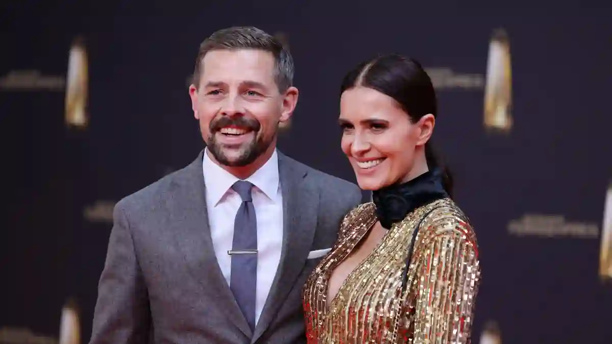 Klaas Heufer-Umlauf und seine Partnerin Doris Golpashin beim Deutschen Fernsehpreis im September 2022