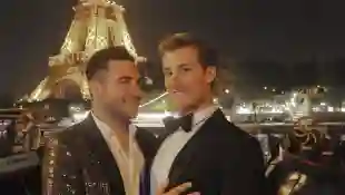 Lars Steinhöfel und Dominik Schmitt bei ihrer Verlobung in Paris auf Instagram