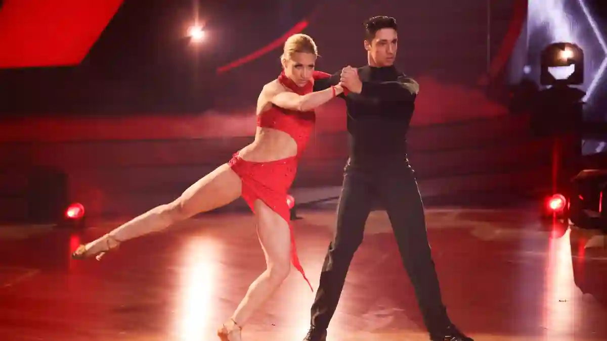 Kathrin Menzinger und René Casselly in Show sieben von „Let's Dance“ am 8. April 2022