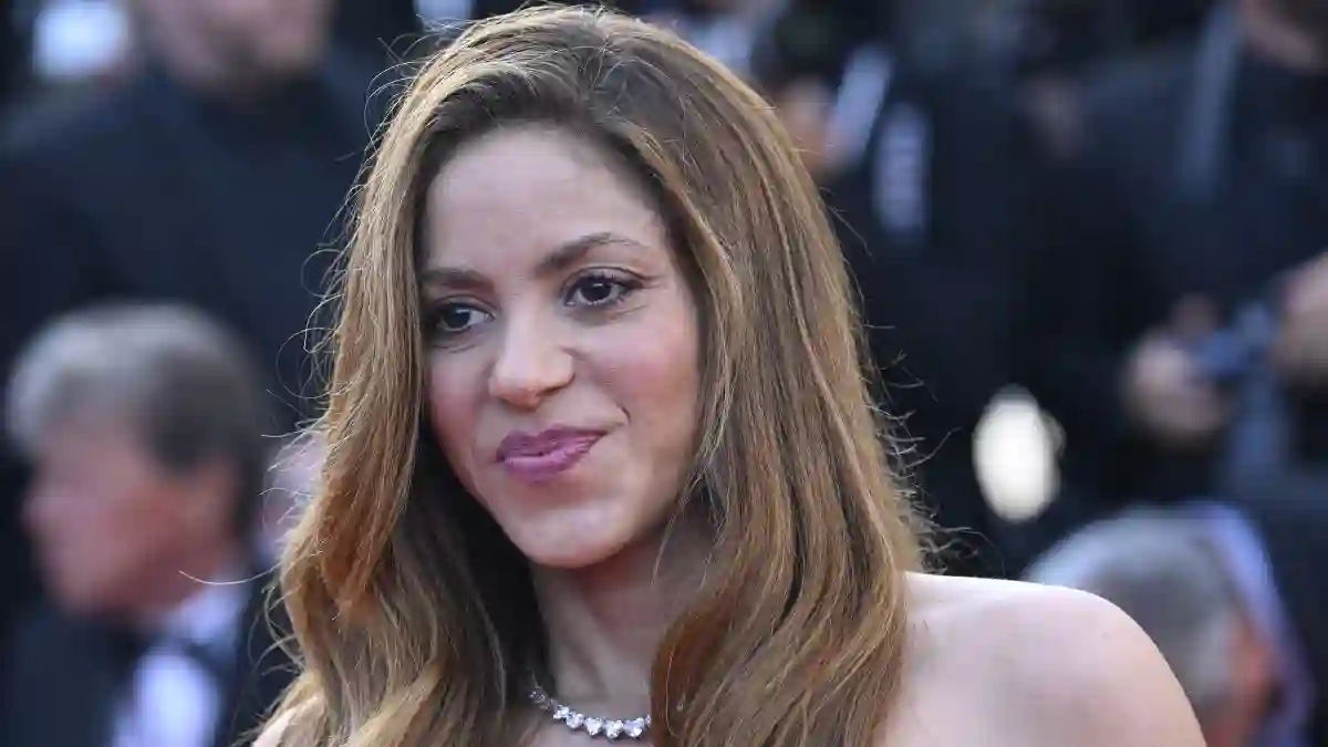 Shakira in einem schwarzen schulterfreien Kleid in Cannes bei den Filmfestspielen im Mai 2022