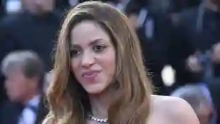 Shakira in einem schwarzen schulterfreien Kleid in Cannes bei den Filmfestspielen im Mai 2022
