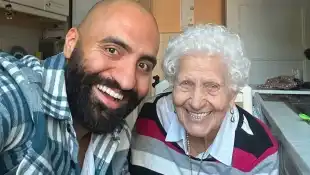 Rashid Hamid mit Oma Lotti