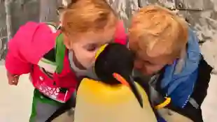 Charlene von Monacos Kinder Jacques und Gabriella kuscheln mit einem Pinguin, Prinz Jacques von Monaco, Prinzessin Gabriella von Monaco