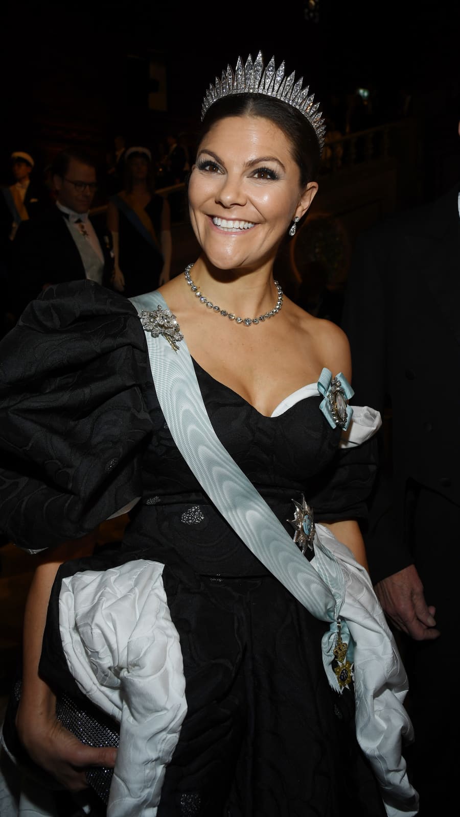 Prinzessin Victoria begeistert im One-Shoulder-Dress beim ...