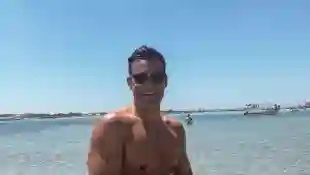 Stefano Zarrella posiert in Badehose im Wasser auf Instagram