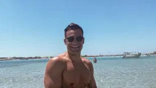 Stefano Zarrella posiert in Badehose im Wasser auf Instagram