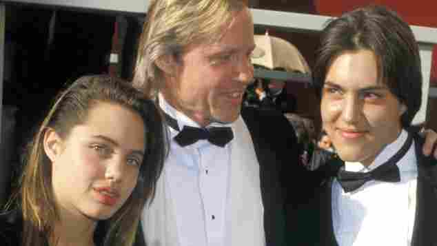 Angelina Jolie besuchte zusammen mit ihrem Papa Jon Voight und Bruder James die 1988 die Oscars