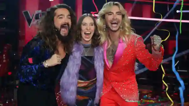 Tom Kaulitz und Bill Kaulitz mit der "Voice of Germany"-Siegerin 2023