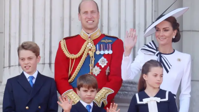 Prinz George, Prinz William, Prinz Louis, Prinzessin Kate und Prinzessin Charlotte