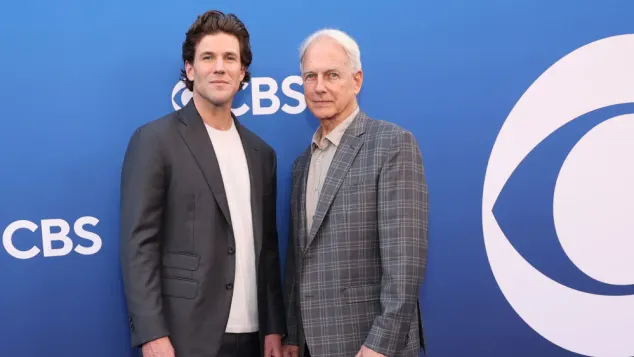 Austin Stowell und Mark Harmon
